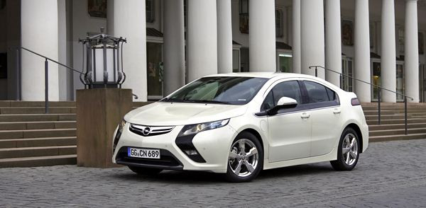 Opel présente l'Ampera électrique à autonomie prolongée à Paris
