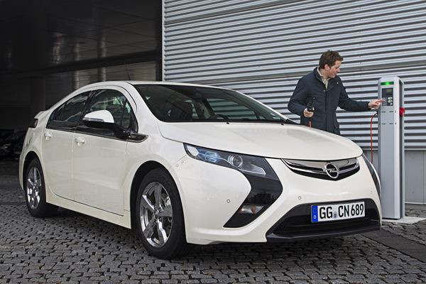 Opel présente l'Ampera électrique à autonomie prolongée à Paris