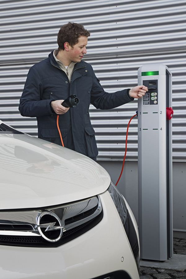 Opel présente l'Ampera électrique à autonomie prolongée à Paris