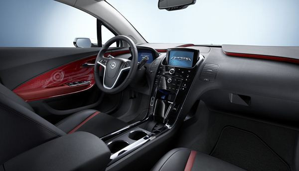 Opel présente l'Ampera électrique à autonomie prolongée à Paris