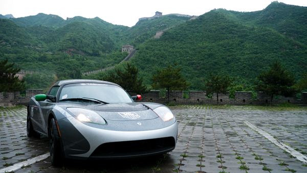 Un tour du monde en Tesla Roadster électrique