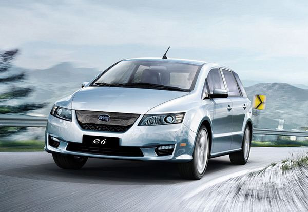 Le constructeur automobile chinois BYD présente le e6 électrique à Genève