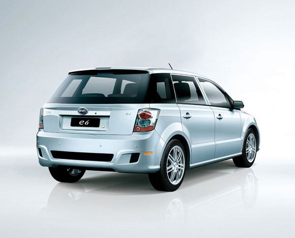 Le constructeur automobile chinois BYD présente le e6 électrique à Genève