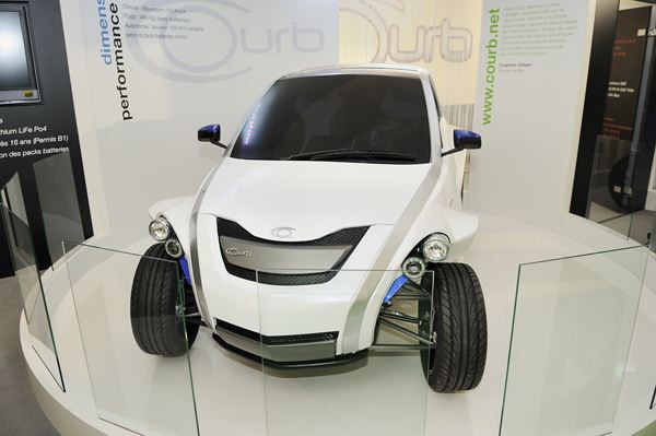 Un quadricycle électrique deux places à toit amovible transformable en roadster