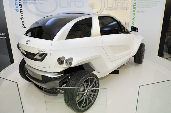 Un quadricycle électrique deux places à toit amovible transformable en roadster