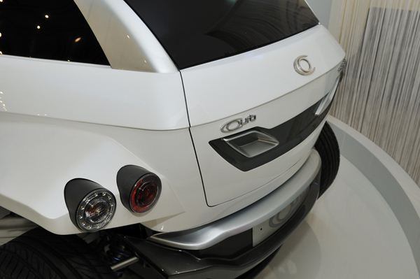 Un quadricycle électrique deux places à toit amovible transformable en roadster