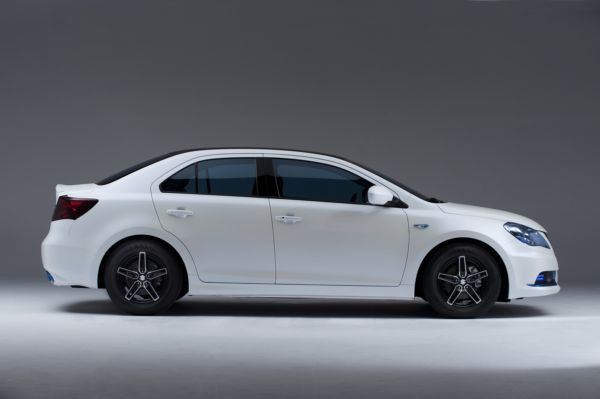 Suzuki dévoile un concept de déclinaison hybride de la berline Kisashi