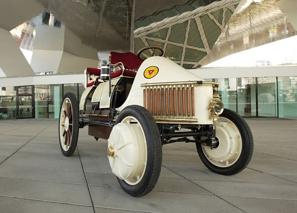 Retour sur la première Porsche hybride Semper Vivus