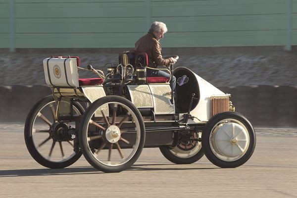 Retour sur la première Porsche hybride Semper Vivus