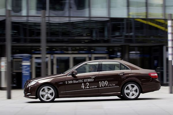 Une Mercedes Classe E hybride diesel en approche