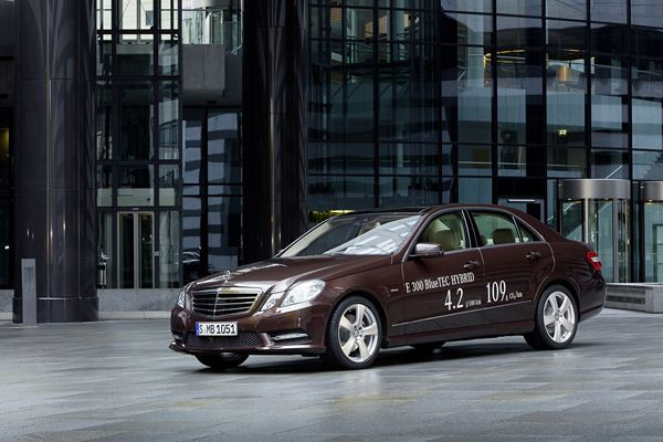 Une Mercedes Classe E hybride diesel en approche