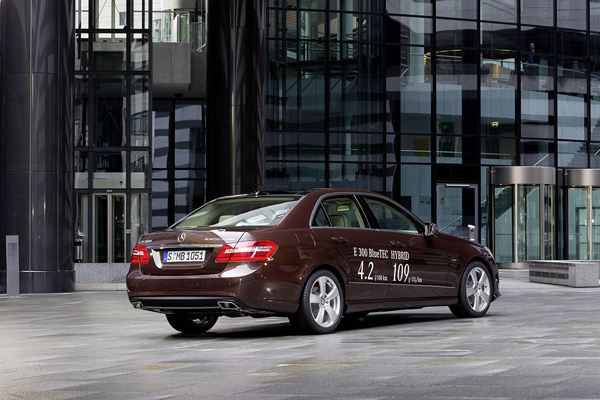 Une Mercedes Classe E hybride diesel en approche