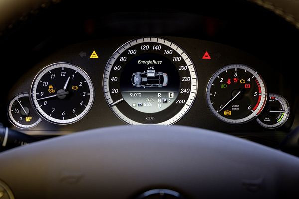 Une Mercedes Classe E hybride diesel en approche