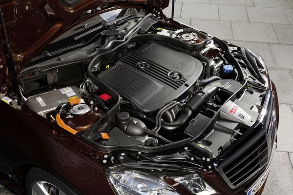 Une Mercedes Classe E hybride diesel en approche
