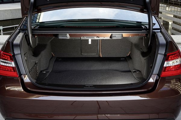 Une Mercedes Classe E hybride diesel en approche