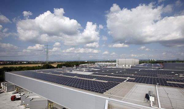 Opel met en service une vaste centrale solaire sur le toit de l’usine de Rüsselsheim