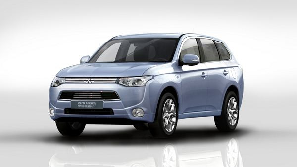 Le Mitsubishi Outlander hybride rechargeable PHEV parcourt 61 km avec un litre de carburant