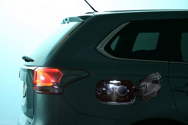 Le Mitsubishi Outlander hybride rechargeable PHEV parcourt 61 km avec un litre de carburant