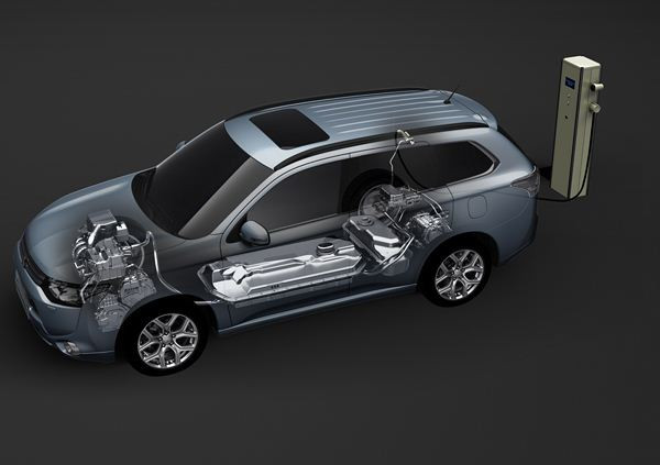 Le Mitsubishi Outlander hybride rechargeable PHEV parcourt 61 km avec un litre de carburant