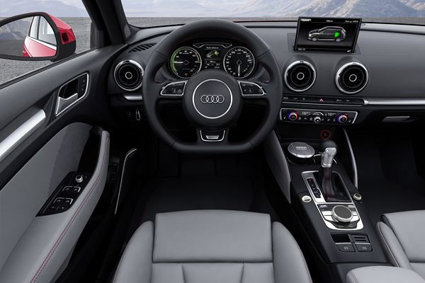 Une Audi A3 e-tron hybride essence rechargeable à 1,5 litre de carburant aux 100 km