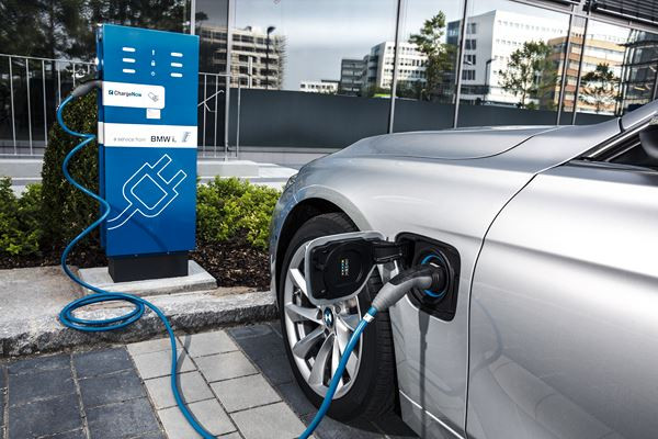 La BMW 330e hybride rechargeable affiche une puissance de 252 ch