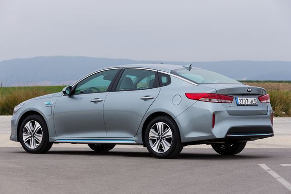 La berline Kia Optima adopte un groupe propulseur hybride rechargeable