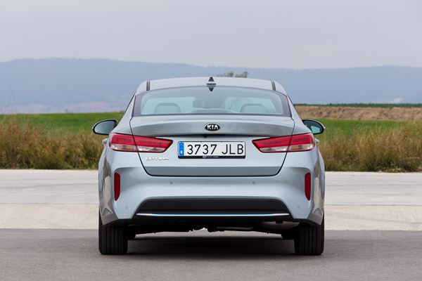 La berline Kia Optima adopte un groupe propulseur hybride rechargeable