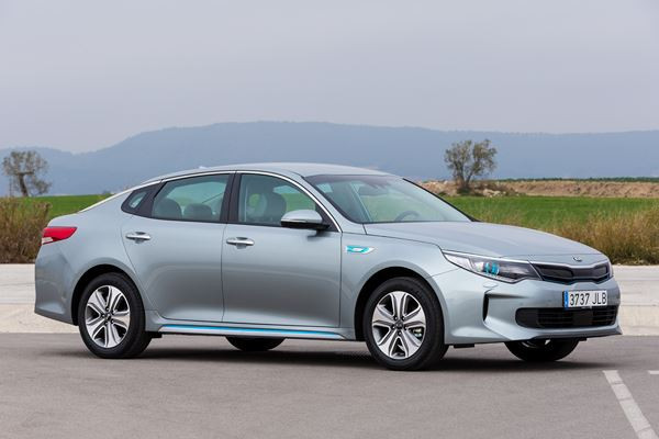 La berline Kia Optima adopte un groupe propulseur hybride rechargeable