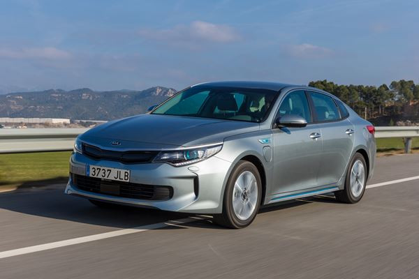 La berline Kia Optima adopte un groupe propulseur hybride rechargeable