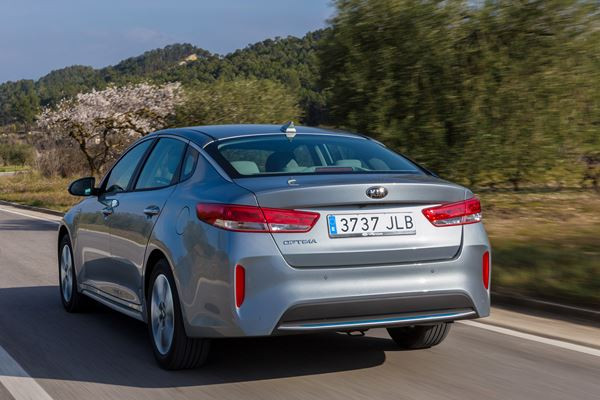 La berline Kia Optima adopte un groupe propulseur hybride rechargeable