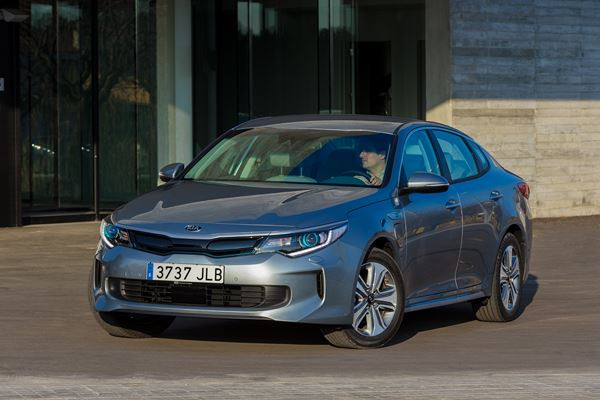 La berline Kia Optima adopte un groupe propulseur hybride rechargeable