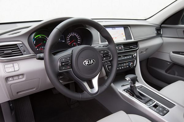 La berline Kia Optima adopte un groupe propulseur hybride rechargeable