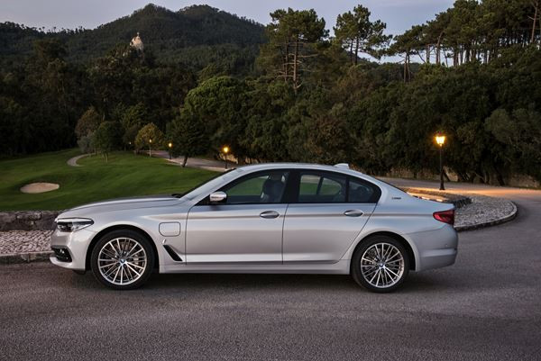 La BMW Série 5 hybride rechargeable développe une puissance cumulée de 252 ch