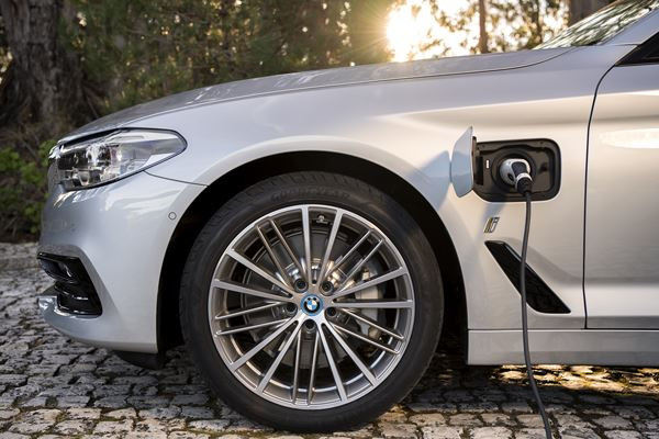 La BMW Série 5 hybride rechargeable développe une puissance cumulée de 252 ch