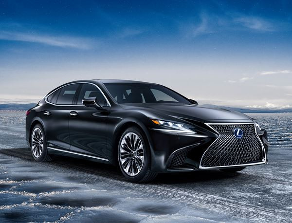 La limousine Lexus LS 500h hybride développe une puissance totale de 354 ch