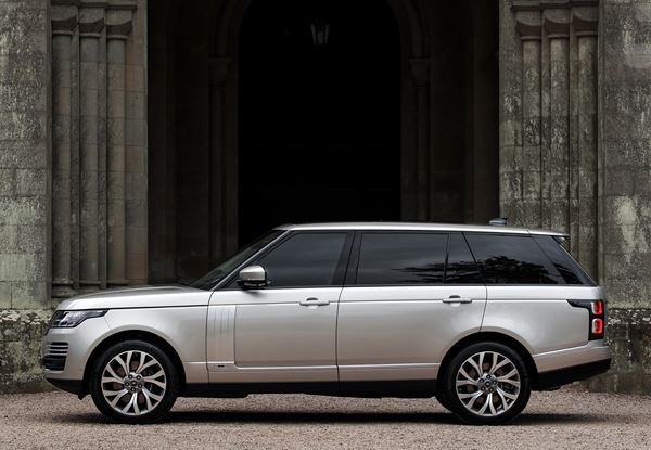 Le Range Rover PHEV rechargeable affiche une autonomie électrique de 51 km