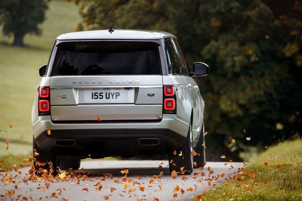 Le Range Rover PHEV rechargeable affiche une autonomie électrique de 51 km