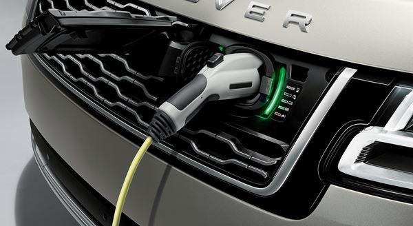 Le Range Rover PHEV rechargeable affiche une autonomie électrique de 51 km