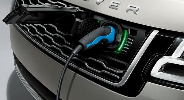 Le Range Rover PHEV rechargeable affiche une autonomie électrique de 51 km