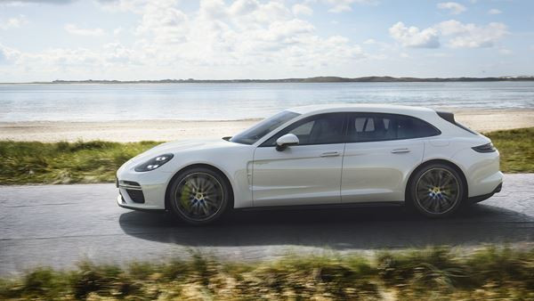 La Porsche Panamera Sport Turismo Turbo S E-Hybrid développe 680 ch