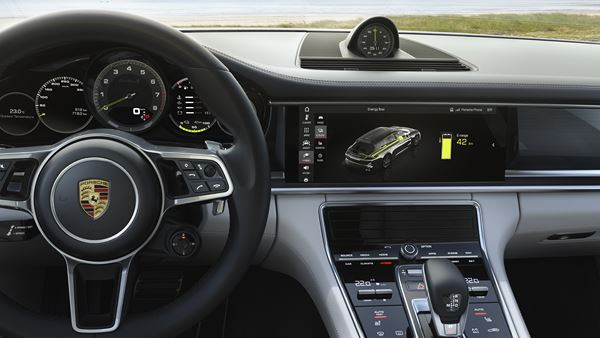 La Porsche Panamera Sport Turismo Turbo S E-Hybrid développe 680 ch