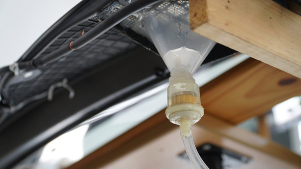 Un réservoir lave-glace qui utilise l'eau de pluie pour se remplir