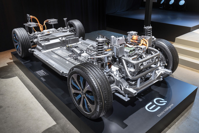 Le SUV crossover électrique Mercedes EQC affiche une autonomie de plus de 450 km