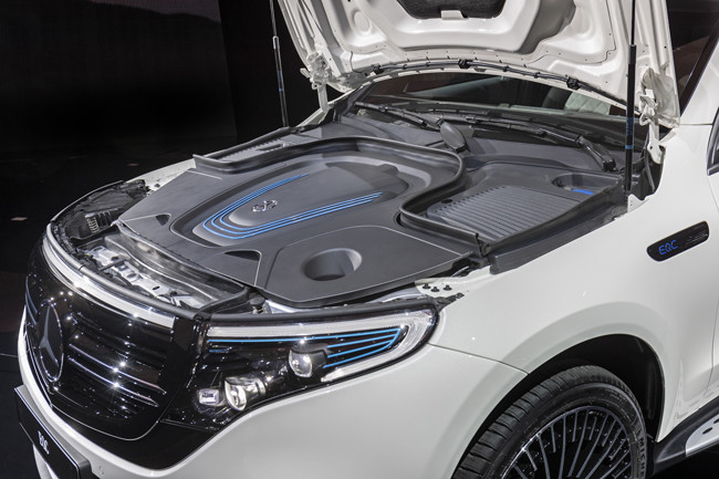 Le SUV crossover électrique Mercedes EQC affiche une autonomie de plus de 450 km