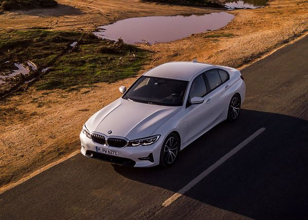 La BMW 330e Hybride Rechargeable revendique une autonomie électrique de 60 kilomètres