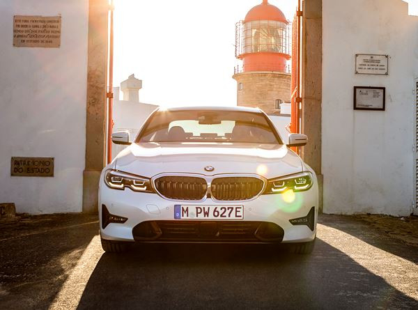 La BMW 330e Hybride Rechargeable revendique une autonomie électrique de 60 kilomètres