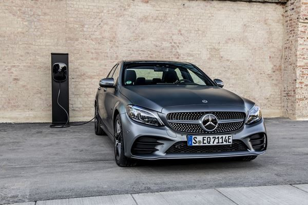 La Mercedes C 300 de hybride rechargeable affiche une autonomie électrique de 57 km