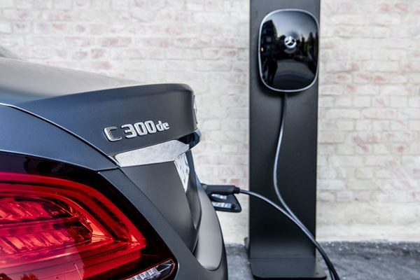 La Mercedes C 300 de hybride rechargeable affiche une autonomie électrique de 57 km