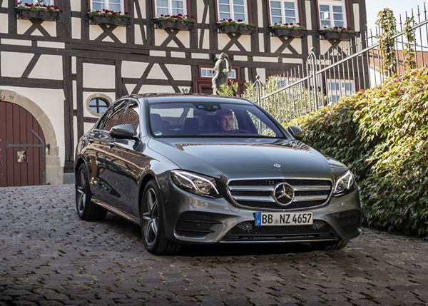 La Mercedes E 300 e hybride rechargeable affiche une autonomie électrique de 50 km