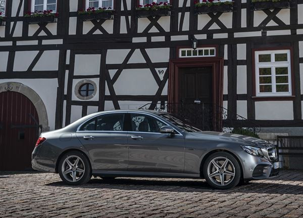 La Mercedes E 300 e hybride rechargeable affiche une autonomie électrique de 50 km